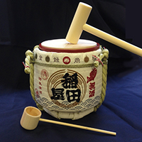 Small decorative sake barrel set for the New Year’s kagami-biraki ceremony  *Limited-edition (reservations recommended)