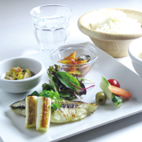 採用越光米（Koshihikari）烹煮，本日午飯（每週變換）主菜魚或肉。