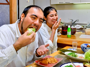 Enjoy a temaki sushi class at a home party in Osaka!